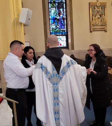Participantes recibiendo sus cruces.