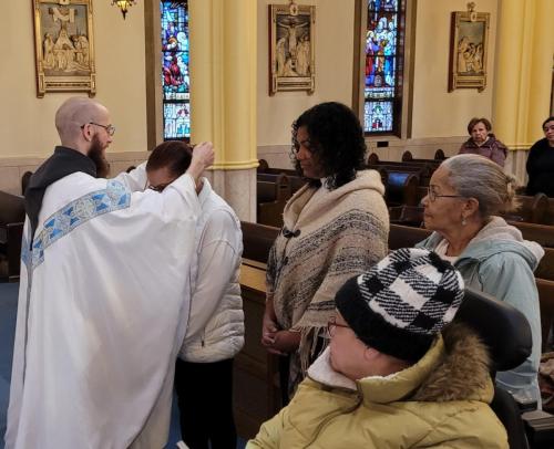 Participantes recibiendo sus cruces.