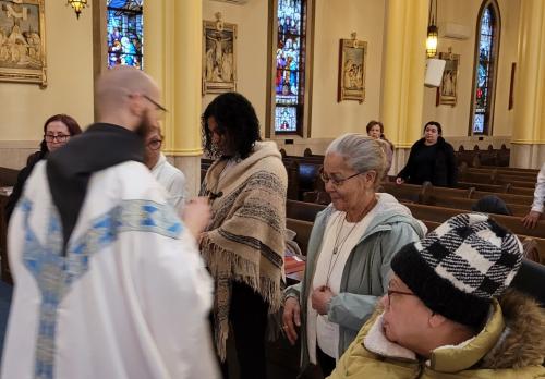 Participantes recibiendo sus cruces.