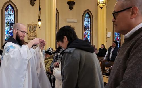Participantes recibiendo sus cruces.