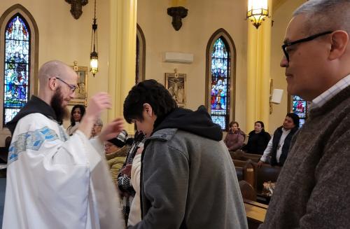 Participantes recibiendo sus cruces.