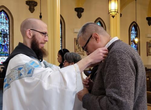 Participantes recibiendo sus cruces.